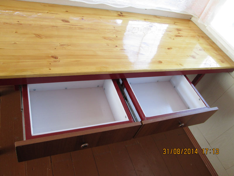 Показаны два выдвижных ящика у стола из стального каркаса